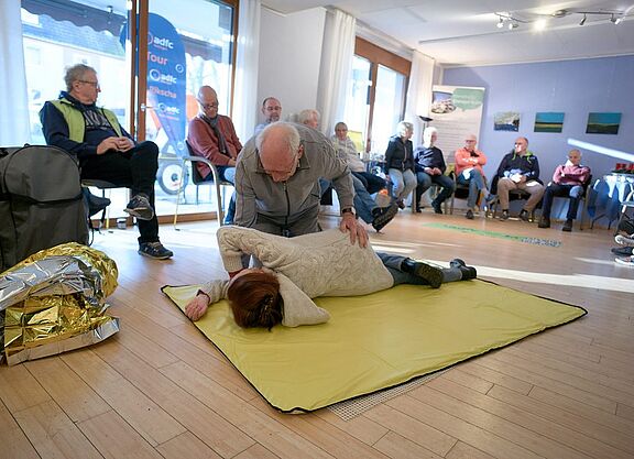 ADFC Ersthelfer stellt Stabile Seitenlage her