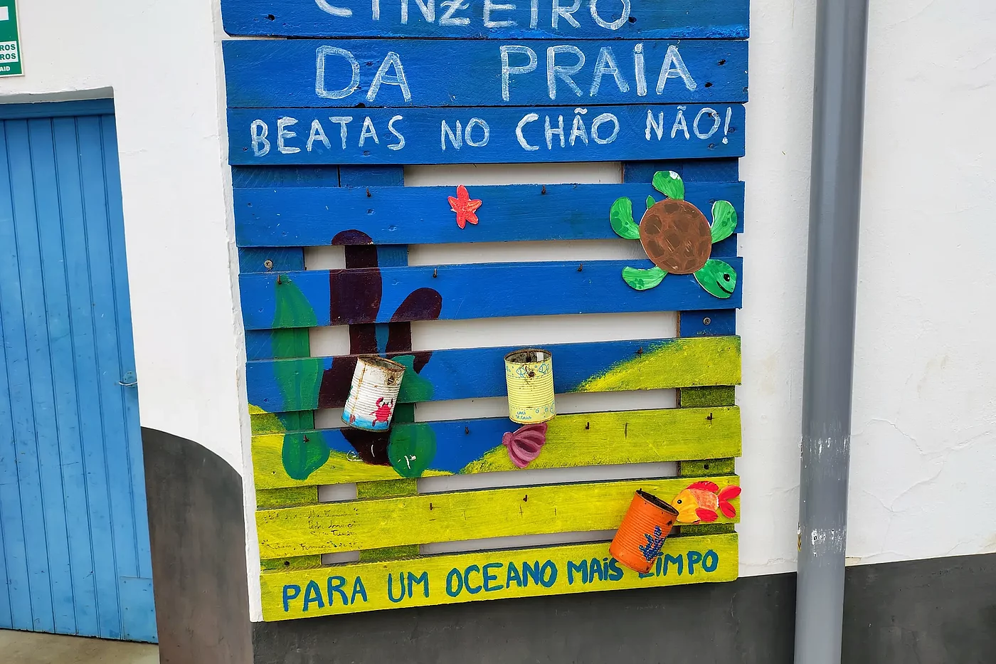 CINZEIRO DE PRAIA - BESTAS NO CHÃO NÃO - PARA UM OCEANO MAS LIMPO - Angemalte Konservendosen als: "Strandaschenbecher – keine Kippen auf dem Boden – für einen sauber(er)en Ozean"