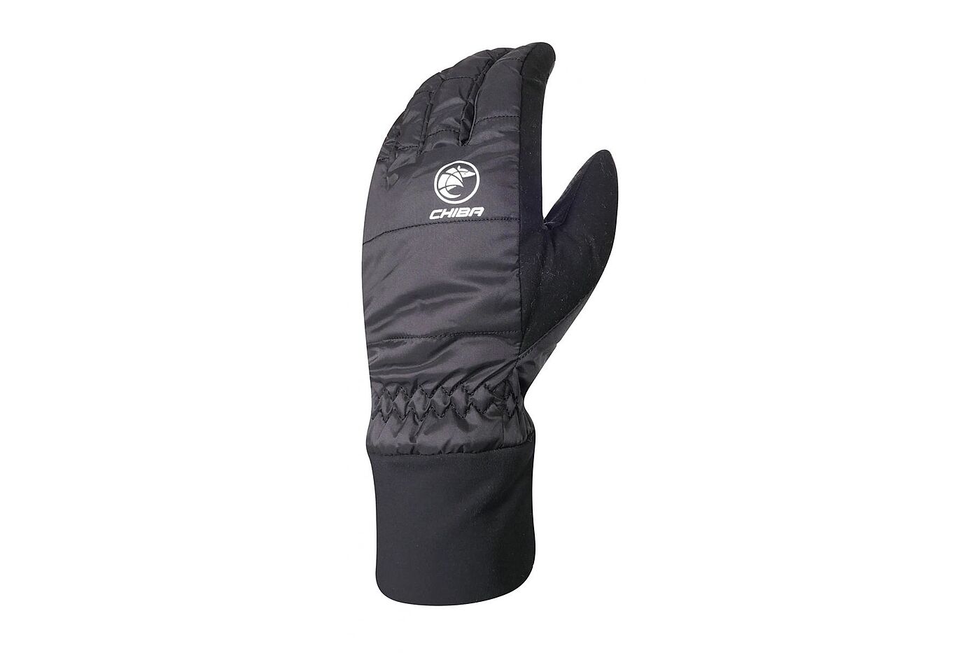 Schwarzer, wattierter Winterhandschuh mit langem Bündchen vor weißem Hintergrund.