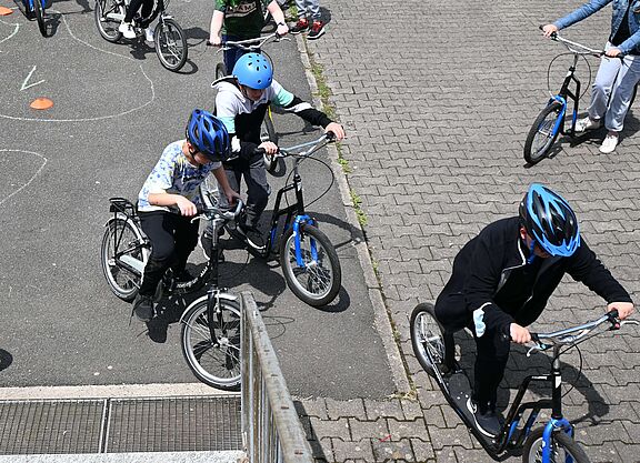ADFC-Aktionstag Freisen Eine Gruppe von Kindern auf dem Fahrrad.